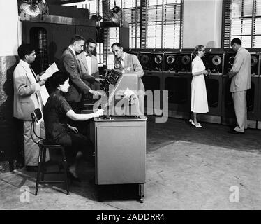 Researchers using UNIVAC computer, 1950s. US computer scientist Grace Murray Hopper (1906-1992) is standing at right. Hopper was part of the team that Stock Photo