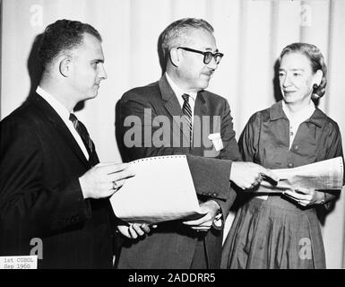 First COBOL computer programmers, 1960. Exchange of the first COBOL versions of RCA and UNIVAC computer programmes. When COBOL (common business-orient Stock Photo