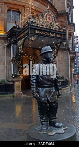 Citizen Firefighter, 99 Gordon Street,in front of Grand Central Hotel,Glasgow,Scotland, G1,by sculptor Kenny Hunter,for Strathclyde Fire & Rescue 2001 Stock Photo
