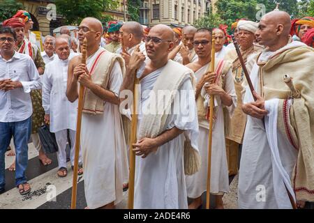 Jain monkd during a Jain religious procession in Mumbai, India, dressed in the white clothes of the Svetambara sect Stock Photo