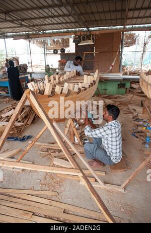 Dhow Factory Oman, Sur, dhow shipyard Stock Photo - Alamy