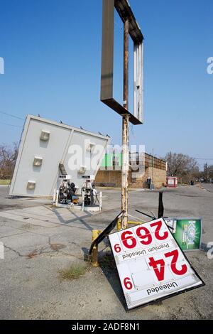 Hurricane Katrina damage to a petrol station in Long Beach, Mississippi, USA. Long Beach is on the Gulf of Mexico coast, which bore the brunt of the c Stock Photo
