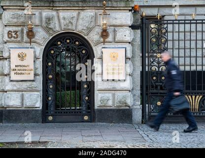 Berlin, Germany. 04th Dec, 2019. A policeman passes the Russian embassy in Berlin-Mitte. After the alleged contract murder of a Georgian in Berlin, there is a diplomatic crisis between Germany and Russia. The federal prosecutor's office has taken over the investigation. It pursues the initial suspicion that state authorities in Russia or the republic of Chechnya are behind this. The federal government expelled two Russian diplomats. Credit: Bernd von Jutrczenka/dpa/Alamy Live News Stock Photo