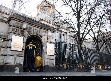 Berlin, Germany. 04th Dec, 2019. A postman goes to the Russian embassy in Berlin-Mitte. After the alleged contract murder of a Georgian in Berlin, there is a diplomatic crisis between Germany and Russia. The federal prosecutor's office has taken over the investigation. It pursues the initial suspicion that state authorities in Russia or the republic of Chechnya are behind this. The federal government expelled two Russian diplomats. Credit: Bernd von Jutrczenka/dpa/Alamy Live News Stock Photo