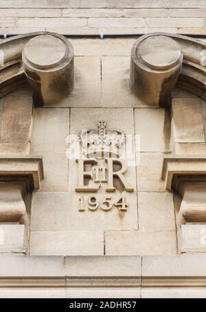 Royal Mail Post Office Oakham built in 1954 and close 2014. Above the main entrance carved in stone are the initials ER II. is Queen Elizabeth II Stock Photo