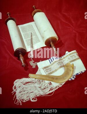 1970s JEWISH OPEN TORAH SCROLL WITH SILVER YAD POINTING TO THE READING A SHOFAR ATOP TALLIT GADOL GOLD EMBROIDERY AT THE NECK - kr29444 PHT001 HARS TORAH Stock Photo