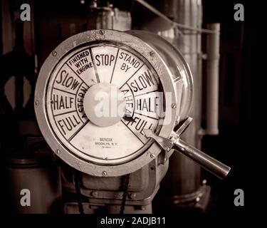 1930s 1940s ON SHIP'S BRIDGE THE ENGINE ORDER TELEGRAPH CONTROL SET TO FULL SPEED AHEAD - s15881 HAR001 HARS TELEGRAPH BLACK AND WHITE HAR001 OLD FASHIONED REPRESENTATION Stock Photo