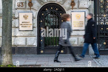 Berlin, Germany. 04th Dec, 2019. Passers-by pass by the Russian embassy in Berlin-Mitte. After the alleged contract murder of a Georgian in Berlin, there is a diplomatic crisis between Germany and Russia. The federal prosecutor's office has taken over the investigation. It pursues the initial suspicion that state authorities in Russia or the republic of Chechnya are behind this. The federal government expelled two Russian diplomats. Credit: Bernd von Jutrczenka/dpa/Alamy Live News Stock Photo