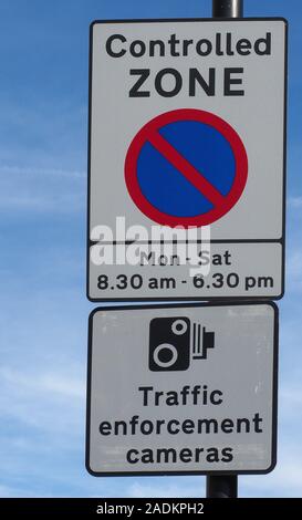 Controlled Zone No Parking Monday to Saturday Traffic enforcement cameras sign Stock Photo