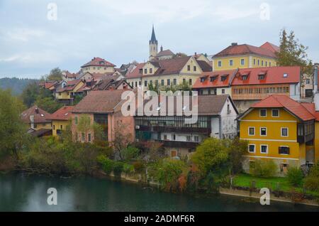Die Kleinstadt Novo Mesto, Rudolfswerth, in Slowenien: Blick von der Krka-Brücke auf Altstadt und St. Nikolaus Kirche Stock Photo