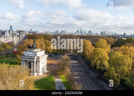 Wellington Arch, a triumphal arch built to commemorate Britain's victories in the Napoleonic Wars, stands at Hyde Park Corner in London, England, UK Stock Photo