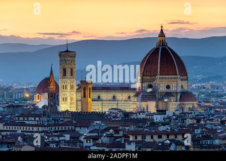 Florence Cathedral (Duomo di Firenze) and buildings in the old town at dusk, Florence (Firenze), Tuscany, Italy, Europe.