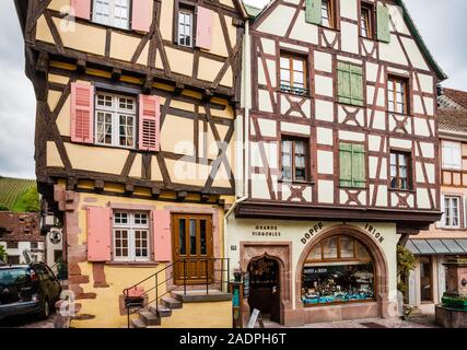 Fachwerkbauten in Riquewihr, Frankreich, Elsass, Europa Stock Photo