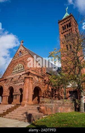 First Congregational Church of Detroit, a 19th century church built in a blend of the Romanesque and Byzantine styles, in red limestone, Woodward Aven Stock Photo