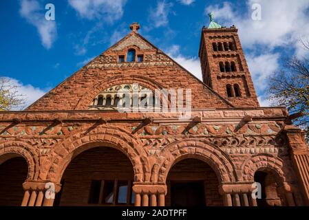 First Congregational Church of Detroit, a 19th century church built in a blend of the Romanesque and Byzantine styles, in red limestone, Woodward Aven Stock Photo