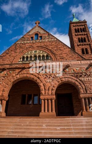 First Congregational Church of Detroit, a 19th century church built in a blend of the Romanesque and Byzantine styles, in red limestone, Woodward Aven Stock Photo