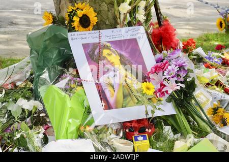 Amy Winehouse Tributes,  Fans left bouquets of flowers, pictures and candles outside her home following her death on 23.07.11,  Camden Square,  London. UK Stock Photo
