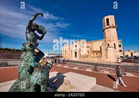The bear trainer (Le Dresseur d'oursons) bronze statue by Louis Botinelly in front of Saint-Laurent de Marseille catholic church in Marseille, France Stock Photo