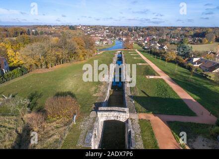 France, Yonne, Puisaye, Rogny les Sept Ecluses, ladder of seven locks of Briare Canal (aerial view) // France, Yonne (89), Puisaye, Rogny-les-Sept-Écl Stock Photo