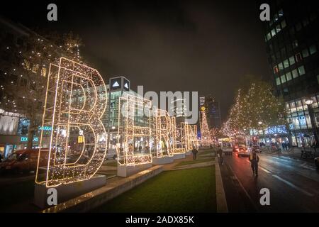 Beleuchtete Berlin Buchstaben in der Nacht am Kurfürstendamm Stock Photo