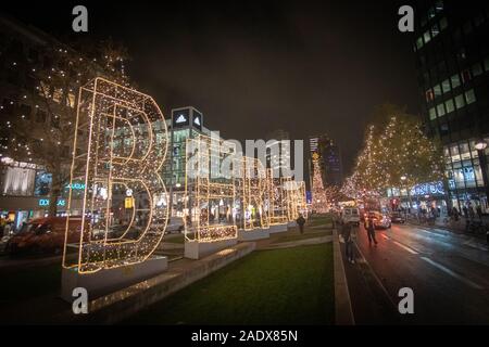 Beleuchtete Berlin Buchstaben in der Nacht am Kurfürstendamm Stock Photo