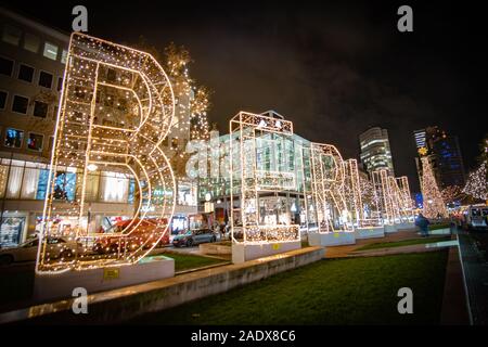 Beleuchtete Berlin Buchstaben in der Nacht am Kurfürstendamm Stock Photo