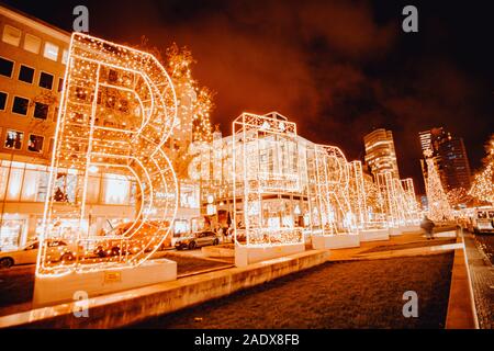 Beleuchtete Berlin Buchstaben in der Nacht am Kurfürstendamm Stock Photo