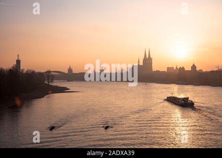 view from the Zoo bridge over the river Rhine to the cathedral and the city, Cologne, Germany.  Blick von der Zoobruecke ueber den Rhein zum Zentrum u Stock Photo