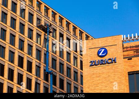 window cleaner at the building of the Zurich Insurance Company in the MesseCity in the district Deutz, Cologne, Germany.  Fensterputzer am Gebaeude de Stock Photo