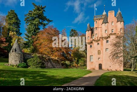 CRAIGIEVAR CASTLE ABERDEENSHIRE SCOTLAND PINK CASTLE SURROUNDED BY TREES WITH COLOURED AUTUMNAL LEAVES Stock Photo