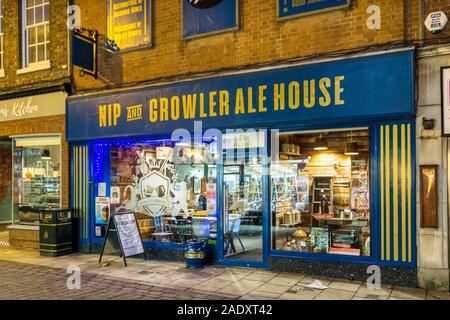Nip and Growler Ale House bar in King's Lynn High Street during the evening. Stock Photo