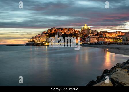 Spettacolare tramonto sul piccolo villaggio di Porto Maurizio (Imperia) costruito su una collina che si affaccia sul Mar Ligure Stock Photo