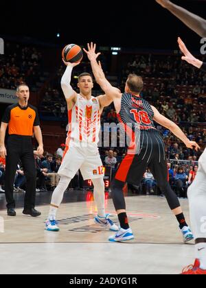 Milano, Italy. 5th Dec, 2019. baron of crvena zvezda mts stella rossa belgrado hampered by michael roll of ax armani olimpia milanoduring AX Armani Exchange Milano vs Crvena Zvezda Mts Belgrado, Basketball Euroleague Championship in Milano, Italy, December 05 2019 - LPS/Savino Paolella Credit: Savino Paolella/LPS/ZUMA Wire/Alamy Live News Stock Photo