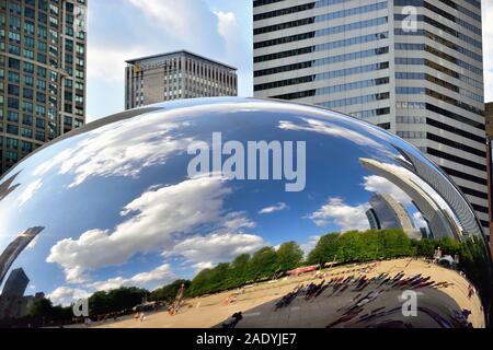 Chicago, Illinois, USA. Cloud Gate (also known as The Bean and The Kidney Bean) sculpture that resides in Millennium Park. Stock Photo
