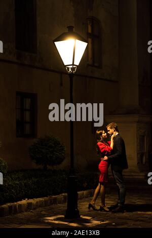 Romantic couple kissing under street lamp post in venice Stock Photo: 47772596 - Alamy