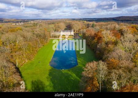 France, Essonne, Gatinais Francais Regional Natural Park, Courances, Chateau de Courances with the park (aerial view) // France, Essonne (91), parc na Stock Photo