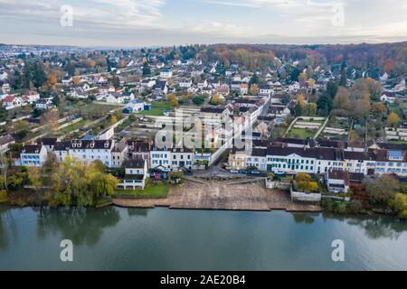 France, Seine et Marne, Thomery, the quay of the old port on the Seine and remains of the vineyard walls in the city (aerial view) // France, Seine-et Stock Photo