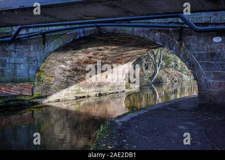 Maghull, Merseyside ,UK Canal  bridge on Leeds Liverpool canal   The Leeds and Liverpool Canal is a canal in Northern England, linking the cities of Leeds and Liverpool. Over a distance of 127 miles, it crosses the Pennines, and includes 91 locks on the main line. Stock Photo