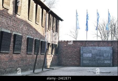 Oswiecim, Poland. 6th Dec, 2019. A view on the former Nazi-German concentration and extermination camp Auschwitz I. Death Wall. German Chancellor Angela Merkel and prime minister of Poland Mateusz Morawiecki visit the former Nazi death camp of Auschwitz. Credit: Damian Klamka/ZUMA Wire/Alamy Live News Stock Photo