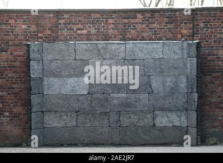 Oswiecim, Poland. 6th Dec, 2019. A view on the former Nazi-German concentration and extermination camp Auschwitz I. Death Wall. German Chancellor Angela Merkel and prime minister of Poland Mateusz Morawiecki visit the former Nazi death camp of Auschwitz. Credit: Damian Klamka/ZUMA Wire/Alamy Live News Stock Photo