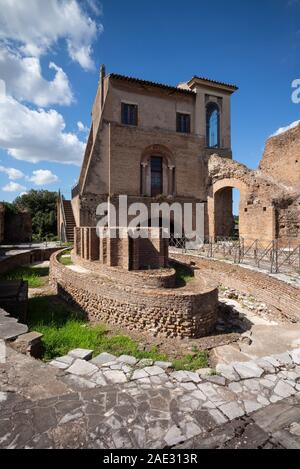 Rome. Italy. The Casina Farnese and eliptical nymphaeum of the Domus Flavia (Flavian Palace) the on the Palatine Hill.  The nymphaeum, one of a pair, Stock Photo