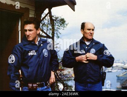 ROBERT DUVALL and SEAN PENN in COLORS (1988), directed by DENNIS HOPPER. Credit: ORION PICTURES / Album Stock Photo