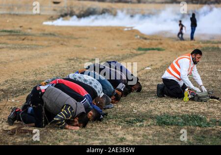 Gaza, Palestine. 6th Dec, 2019. Palestinians pray during clashes with Israeli troops near the border with Israel, east of Gaza Strip city of Khan Younis, Dec. 6, 2019. Credit: Yasser Qudih/Xinhua/Alamy Live News Stock Photo