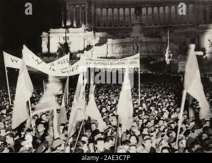 A crowd in Venice square in Rome celebrates the fall of Addis Ababa and the annexation of Abyssinia. One thousand nine hundred thirty six Stock Photo