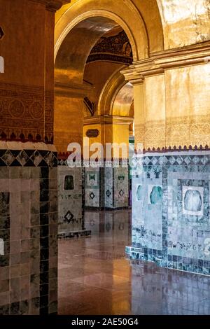 Vaulted golden arches and ornate architectural details of the Mahamuni Buddha Temple in central Mandalay, Myanmar (Burma) Stock Photo