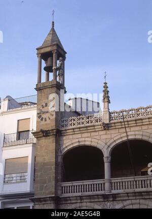 AYUNTAMIENTO DE PLASENCIA RECONSTRUCCION NEOHISTORICISTA DE 1966 DEL EDIFICIO RENACENTISTA PROYECTADO POR JUAN DE ALAVA EN 1523. Author: GONZALEZ VALCARCEL JOSE MANUEL. Location: AYUNTAMIENTO. Plasencia. CACERES. SPAIN. Stock Photo