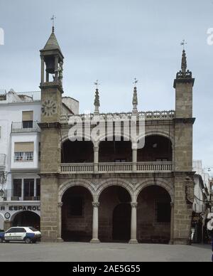 AYUNTAMIENTO DE PLASENCIA RECONSTRUCCION NEOHISTORICISTA DE 1966 DEL EDIFICIO RENACENTISTA PROYECTADO POR JUAN DE ALAVA EN 1523. Author: GONZALEZ VALCARCEL JOSE MANUEL. Location: AYUNTAMIENTO. Plasencia. CACERES. SPAIN. Stock Photo