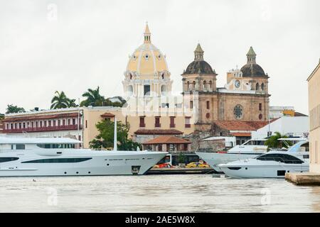 View of boats moored alongside the historic buildings of the walled old city of Cartagena in Colombia. Stock Photo