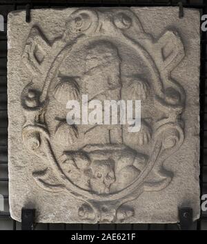 Escudo de La Coruña, siglo XVII. Puerta de la Torre de Arriba (Muralla de La Coruña). Representa a la torre de origen romano rodeada por una rampa helicoidal (anterior a la restauración del siglo XVII). Las vieiras hacen alusión a las peregrinaciones. Museo Arqueológico e Histórico (Castillo de San Antón). La Coruña. Galicia. España. Stock Photo