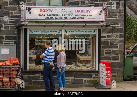 Popty Tandderwen a bakery selling a variety of sandwiches, pies, bread and cakes with a bi-lingual sign in English and Welsh in Betws y Coed Wales Stock Photo